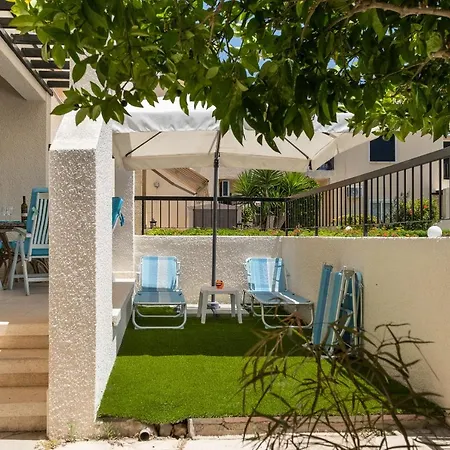 Dalia 2 Bedroom With Pool & Garden, Parking, Walk To Beach, Gated Complex Paphos