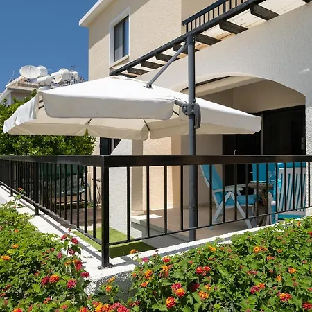 Dalia Seaside 2 Bedroom With Pool & Garden 아파트 파포스