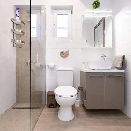 Dalia Seaside 2 Bedroom With Pool & Garden Пафос