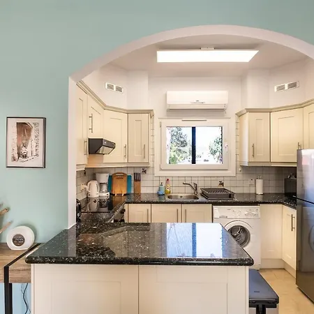 Dalia 2 Bedroom With Pool & Garden, Parking, Walk To Beach, Gated Complex Apartmán Paphos