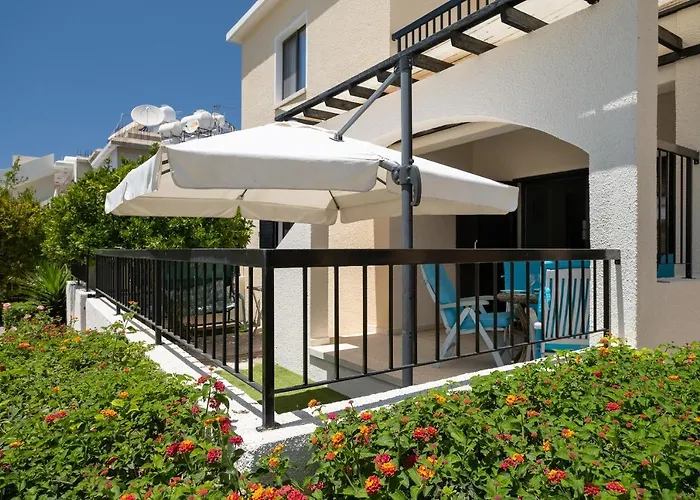 Dalia Seaside 2 Bedroom With Pool & Garden 아파트 파포스