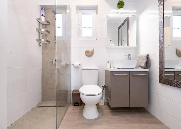 Dalia Seaside 2 Bedroom With Pool & Garden 파포스