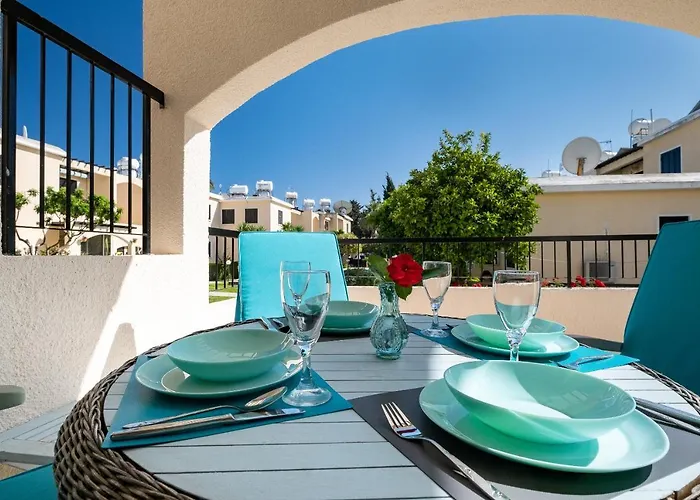 Dalia Seaside 2 Bedroom With Pool & Garden 파포스