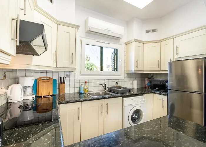 Dalia Seaside 2 Bedroom With Pool & Garden 파포스